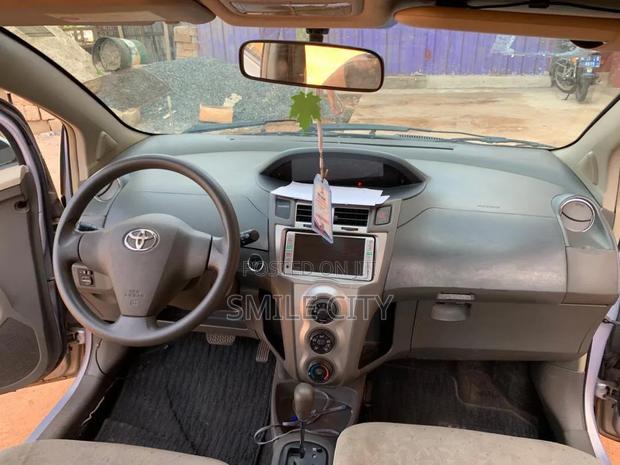 Toyota Vitz 2010 Silver