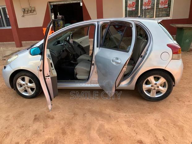 Toyota Vitz 2010 Silver