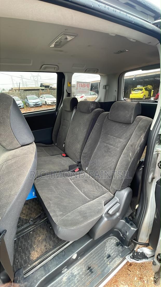 Toyota Voxy 2010 Silver