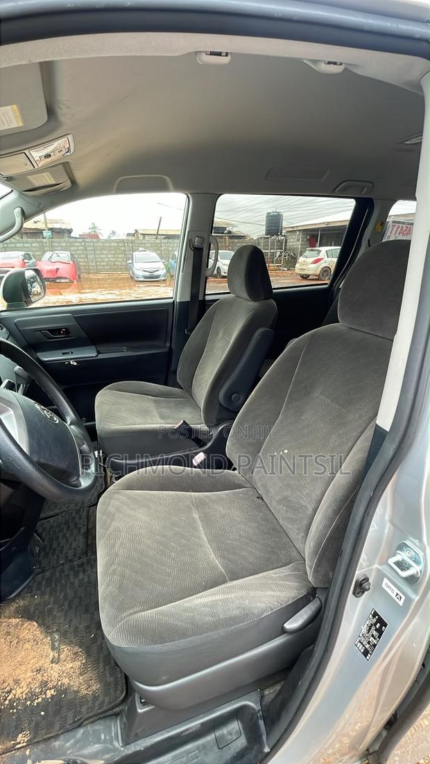 Toyota Voxy 2010 Silver