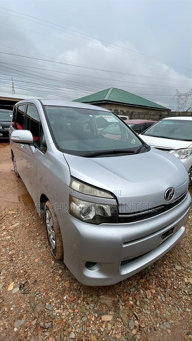 Toyota Voxy 2010 Silver