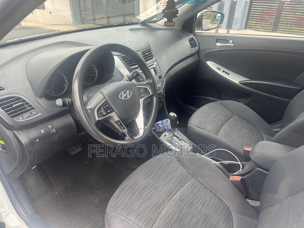 Hyundai Accent SE Hatchback 2016 White
