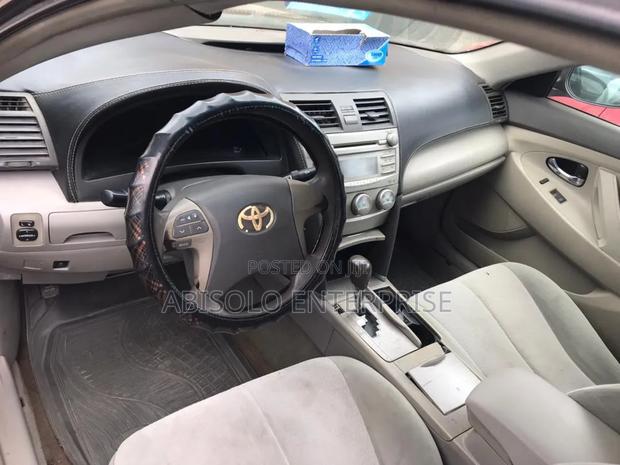 Toyota Camry Base 4dr Sedan (2.5L 4cyl 6M) 2010 Gray