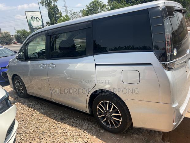 Toyota Voxy 2015 Silver