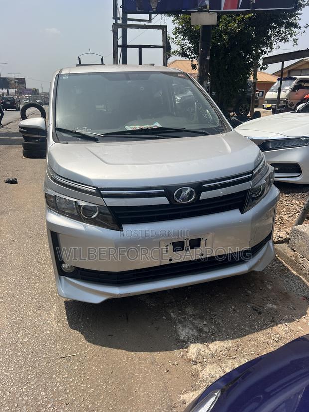 Toyota Voxy 2015 Silver