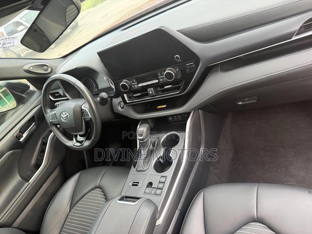 Toyota Highlander XSE AWD 2023 Red