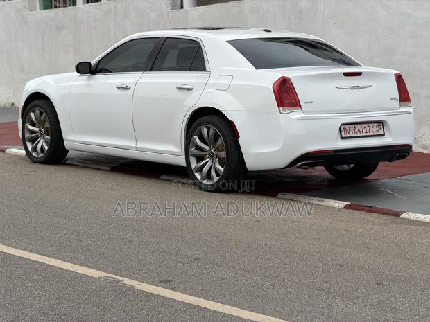 Chrysler 300C Base AWD 2016 Off white