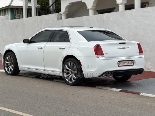 Chrysler 300C Base AWD 2016 Off white