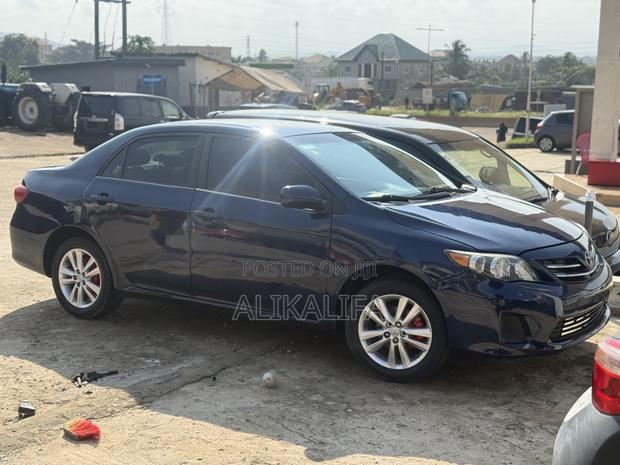Toyota Corolla LE 4dr Sedan (1.8L 4cyl 4A) 2013 Blue