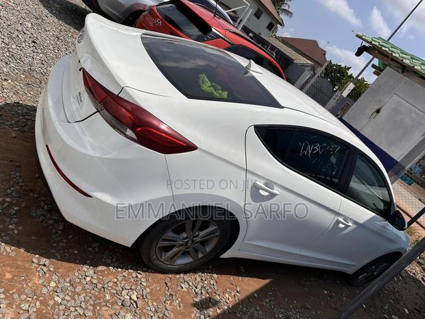 Hyundai Elantra SE Sedan FWD (2.0L 4cyl 6M) 2017 White