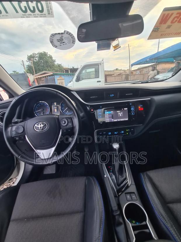 Toyota Corolla SE (1.8L 4cyl 6M) 2018 White