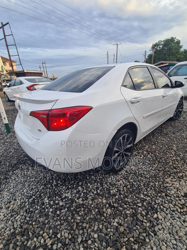 Toyota Corolla SE (1.8L 4cyl 6M) 2018 White