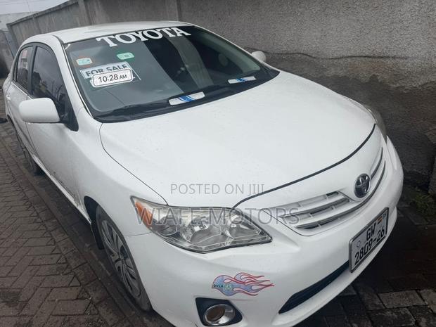 Toyota Corolla LE 4dr Sedan (1.8L 4cyl 4A) 2013 White