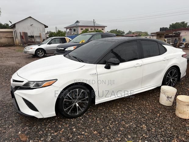 Toyota Camry 2019 White