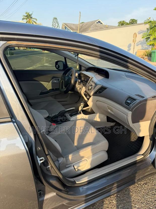 Honda Civic 1.8 5 Door Automatic 2012 Gray