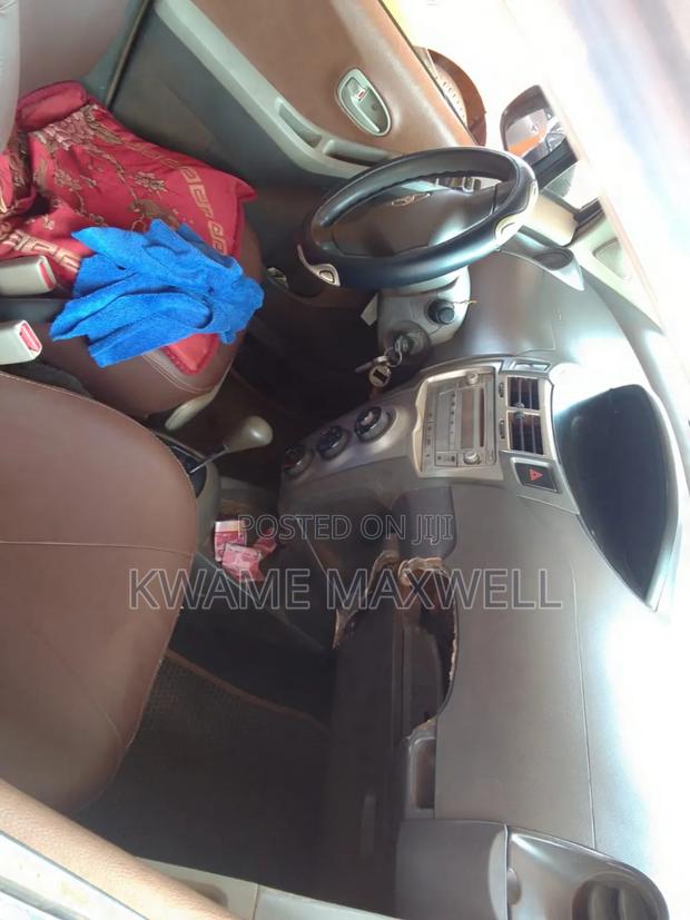 Toyota Vitz 2009 Yellow