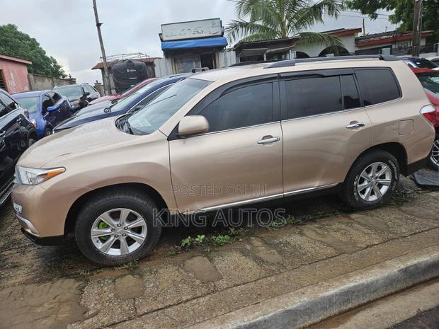 Toyota Highlander Limited 4dr SUV (3.5L 6cyl 6A) 2015 Gold