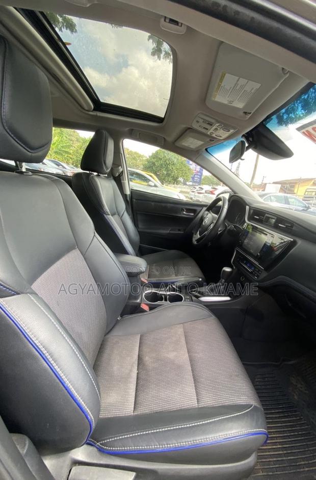 Toyota Corolla SE (1.8L 4cyl 6M) 2018 Brown