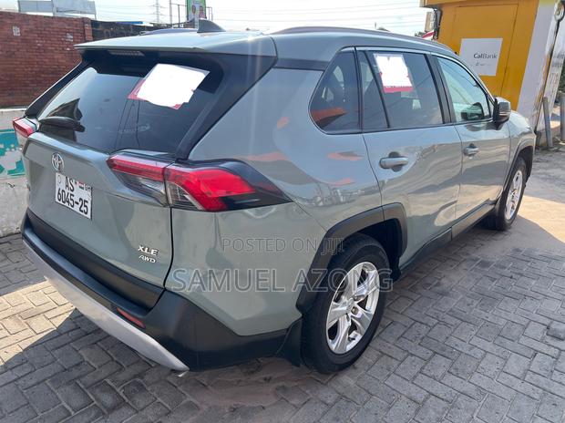 Toyota RAV4 XLE AWD 2020 Gray