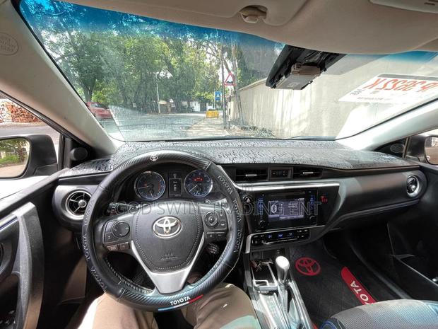 Toyota Corolla SE (1.8L 4cyl 6M) 2019 Gray