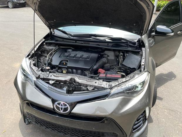 Toyota Corolla SE (1.8L 4cyl 6M) 2019 Gray