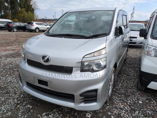 Toyota Voxy 2012 Silver