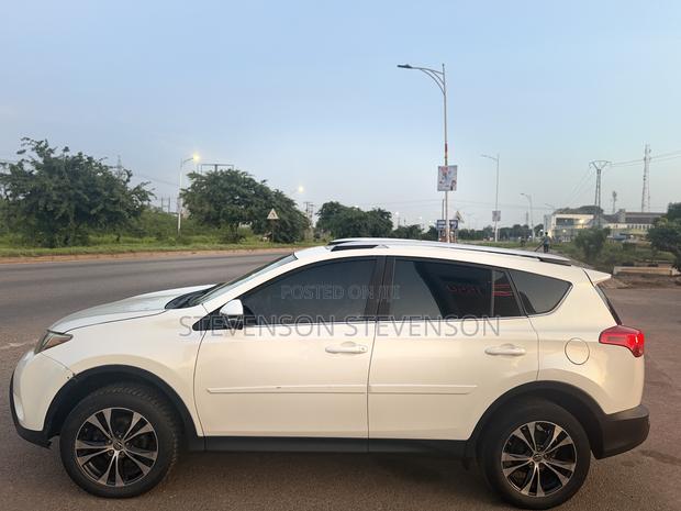 Toyota RAV4 LE 4dr SUV AWD (2.5L 4cyl 6A) 2018 White
