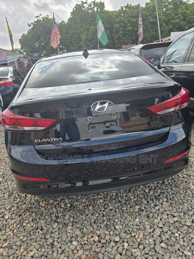 Hyundai Elantra Limited Sedan FWD (2.0L 4cyl 6A) 2017 Black