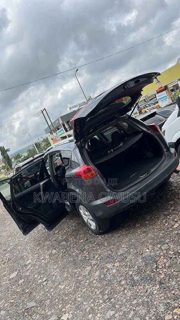 Toyota RAV4 LE Front-wheel Drive (2.5L 4cyl 6A) 2016 Gray