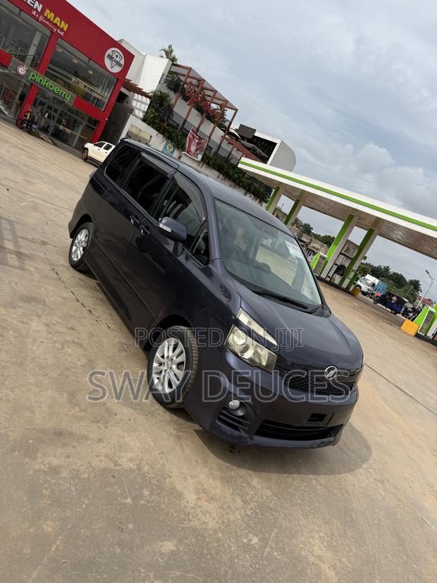 Toyota Voxy 2012 Purple