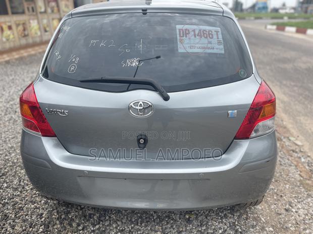 Toyota Yaris Base Hatchback 5dr 2010 Gray
