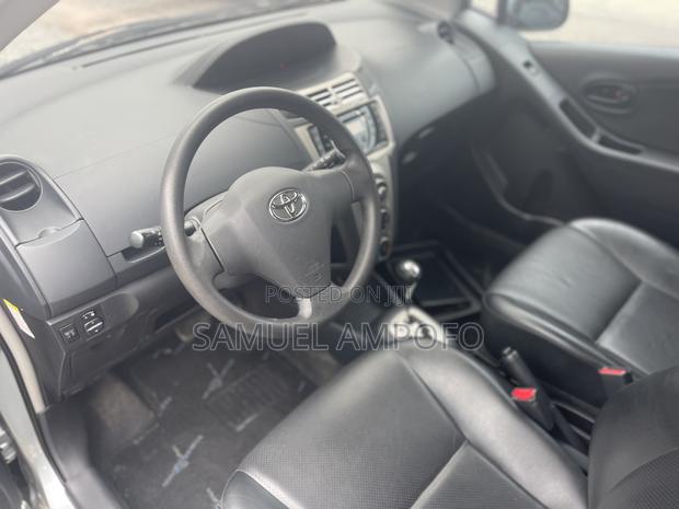 Toyota Yaris Base Hatchback 5dr 2010 Gray