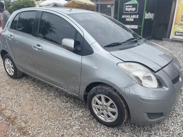 Toyota Yaris Base Hatchback 5dr 2010 Gray