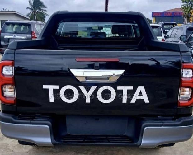 Toyota Hilux 2025 Black