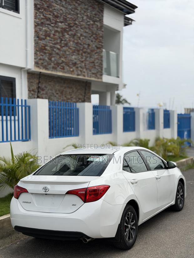 Toyota Corolla SE (1.8L 4cyl 2A) 2018 White