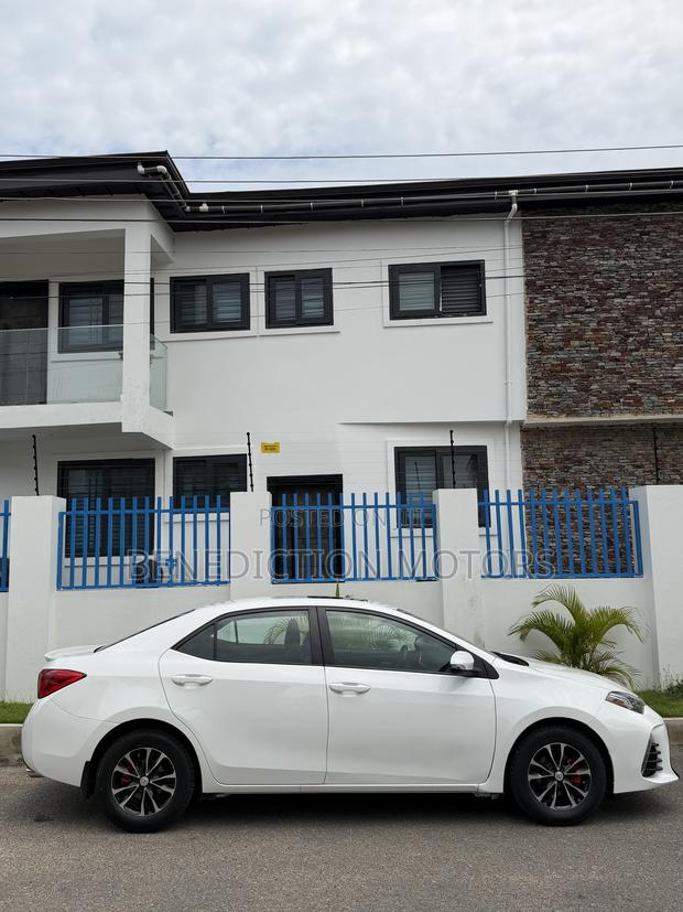 Toyota Corolla SE (1.8L 4cyl 2A) 2018 White