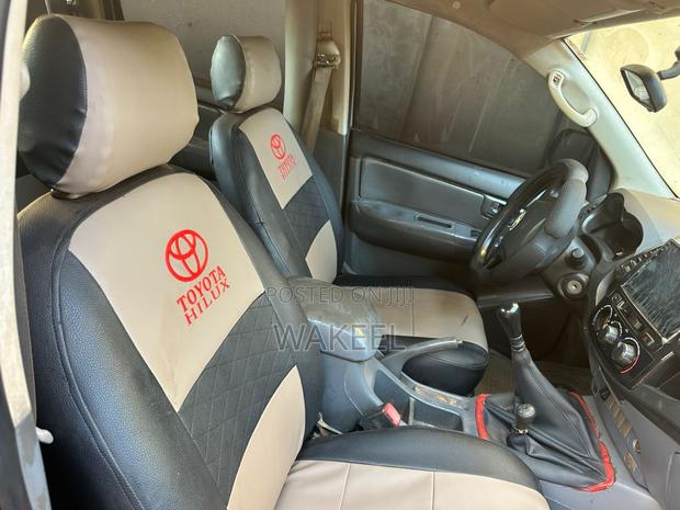 Toyota Hilux 2.5 D-4D 4X4 SRX 2012 Silver