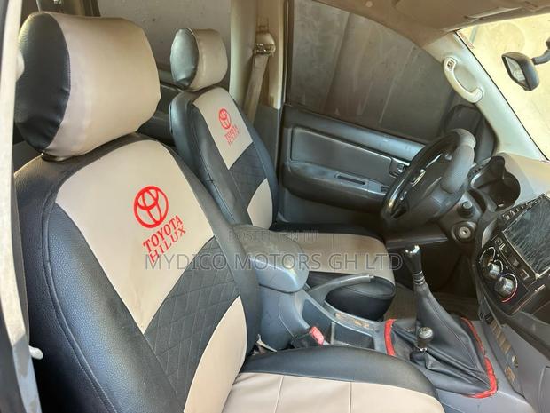 Toyota Hilux 2.5 D-4D 4X4 SRX 2012 Silver