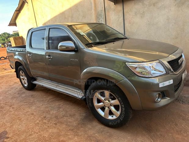 Toyota Hilux 2.5 D-4D 4X4 SRX 2012 Silver