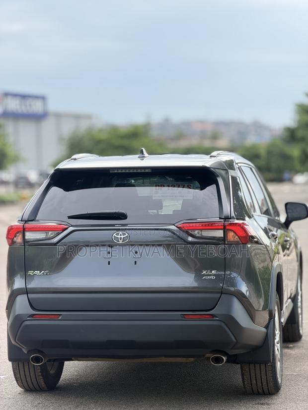 Toyota RAV4 XLE Premium 2021 Gray