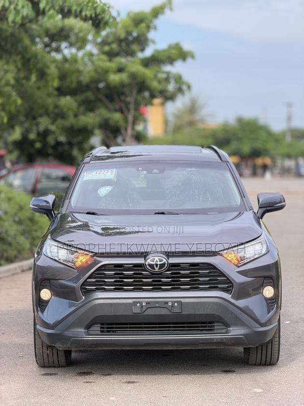 Toyota RAV4 XLE Premium 2021 Gray