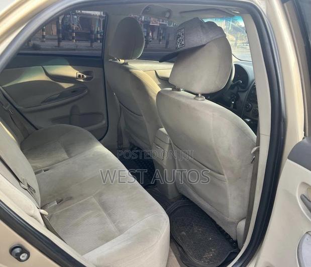 Toyota Corolla LE 4dr Sedan (1.8L 4cyl 4A) 2010 Beige