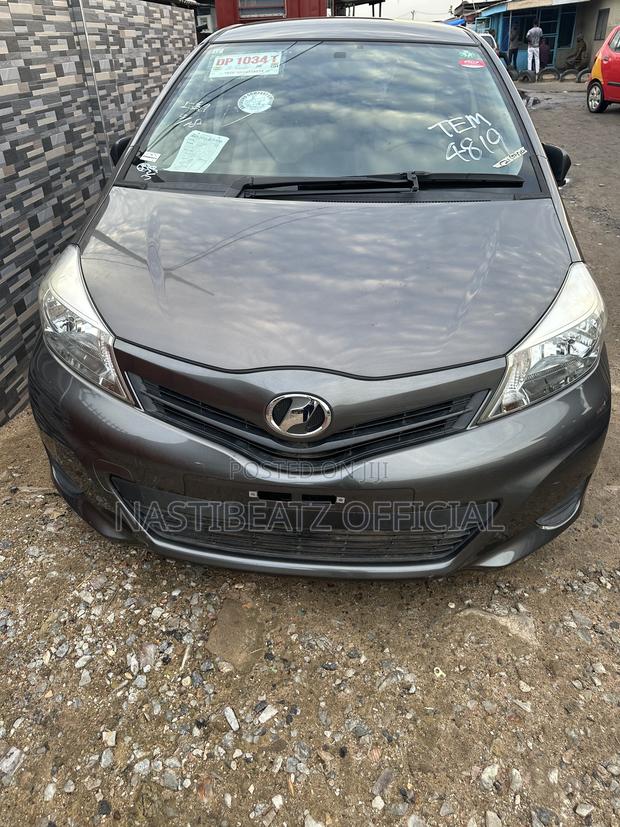 Toyota Vitz 1.3 FWD 5dr 2013 Gray