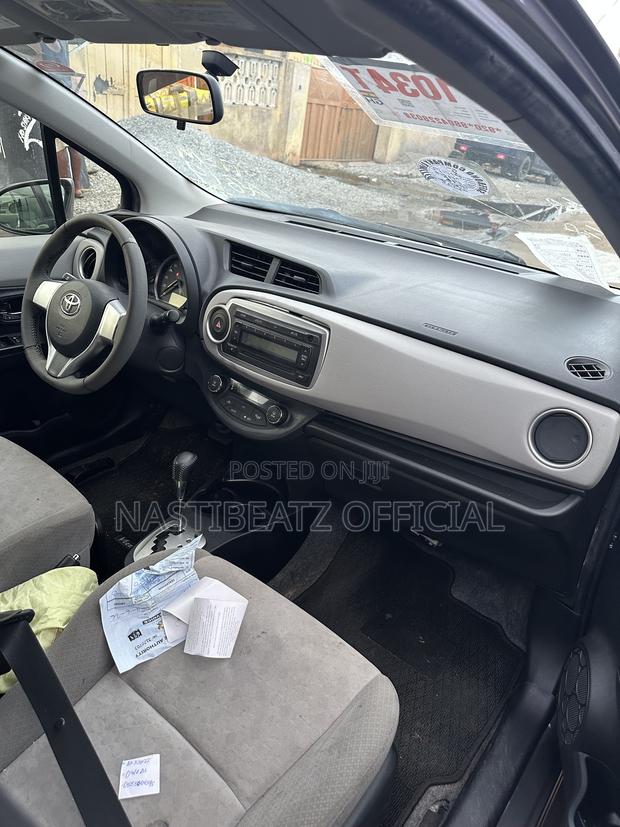 Toyota Vitz 1.3 FWD 5dr 2013 Gray
