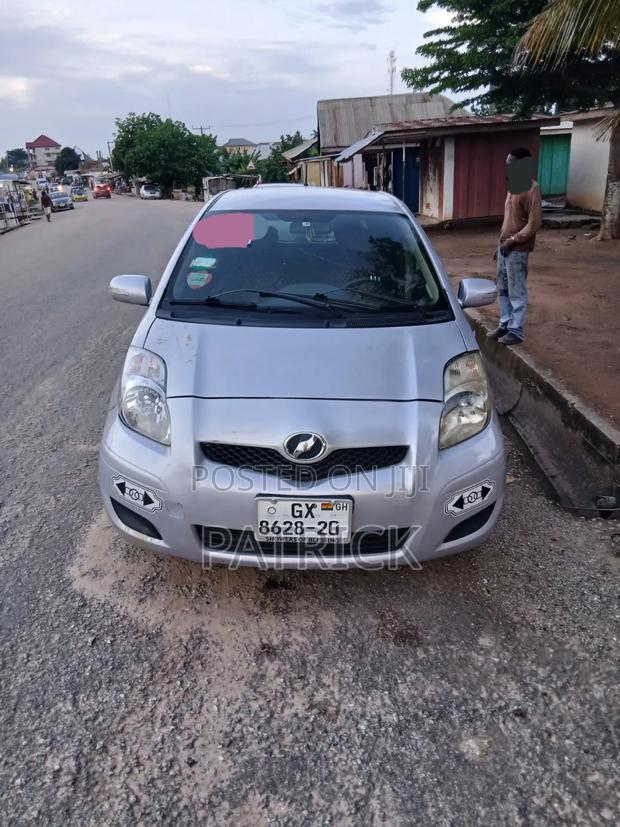 Toyota Vitz 2010 Silver