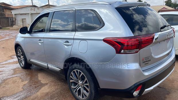 Mitsubishi Outlander 2.4 PHEV AWD 2015 Silver