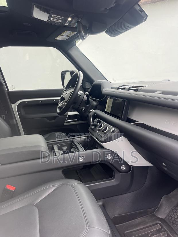 Land Rover Defender X-Dynamic SE 2024 White
