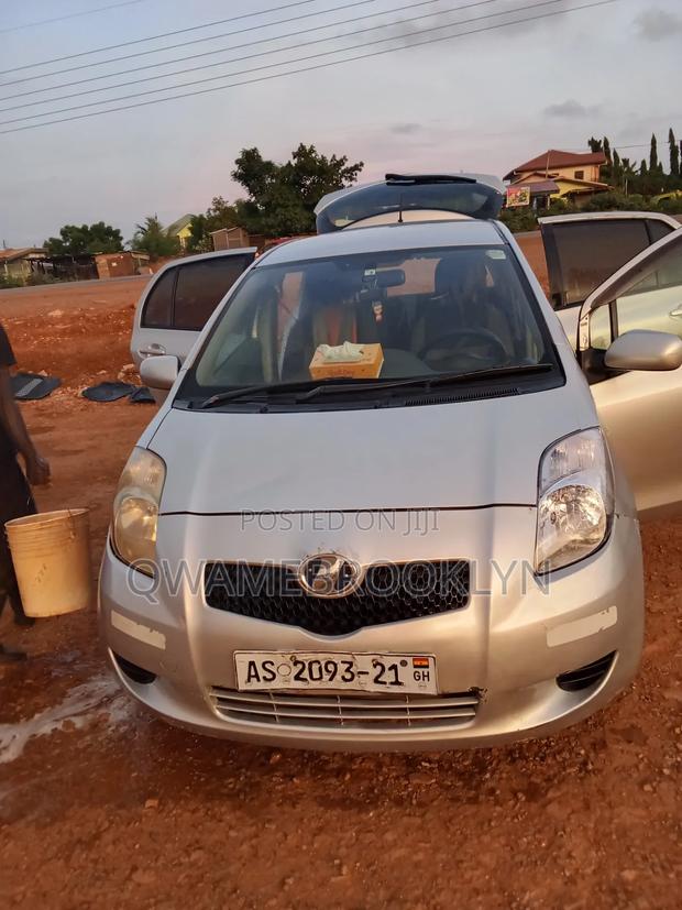 Toyota Vitz 2010 Silver