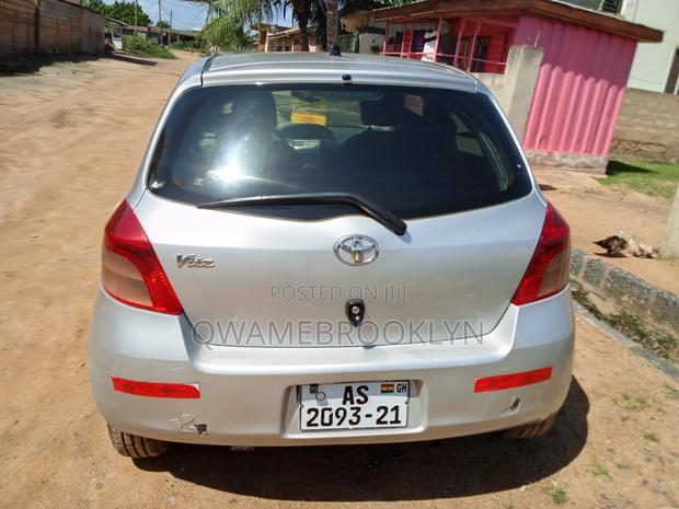 Toyota Vitz 2010 Silver
