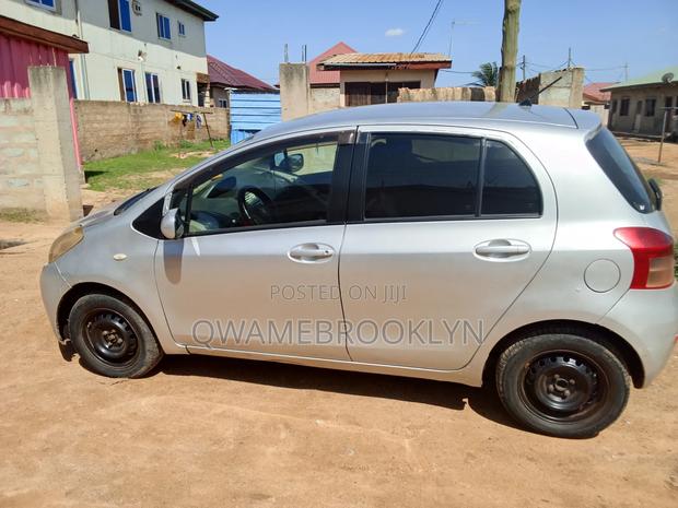 Toyota Vitz 2010 Silver